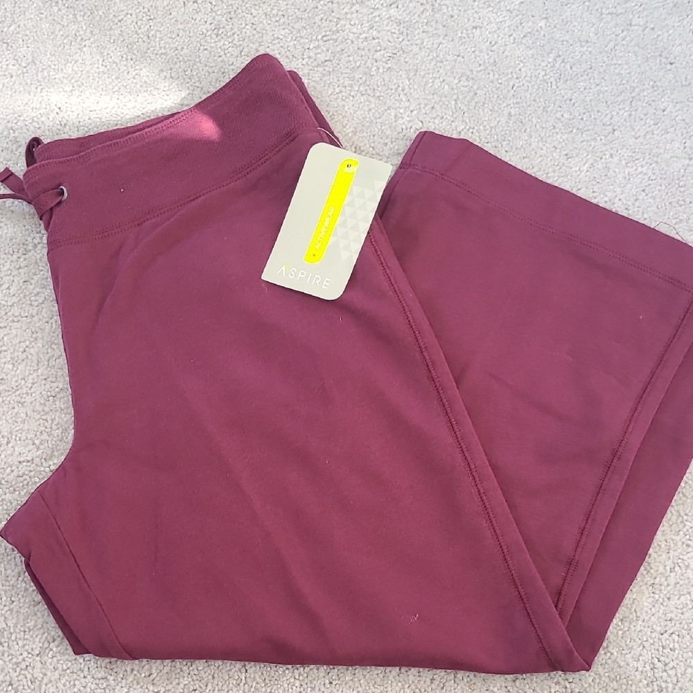 🌻 4 For $20 🌻 Aspire Women's Maroon Capri Leggings
